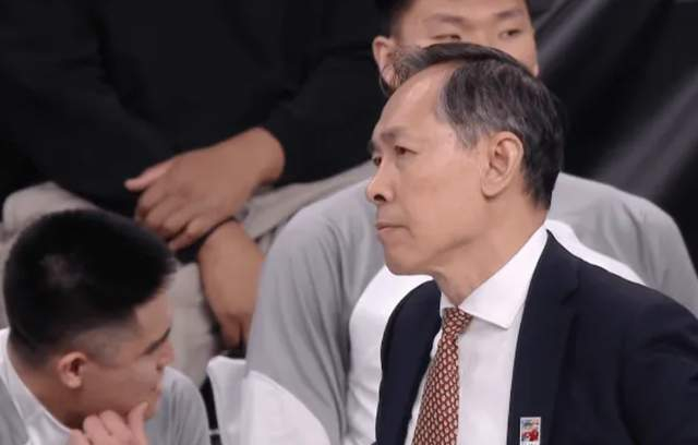 只赢江苏4分！许利民用人+战术引众怒，斯佩尔曼受伤后周琦累垮！|北京|陈盈骏|范子铭|篮板|球员_新浪体育_新浪新闻