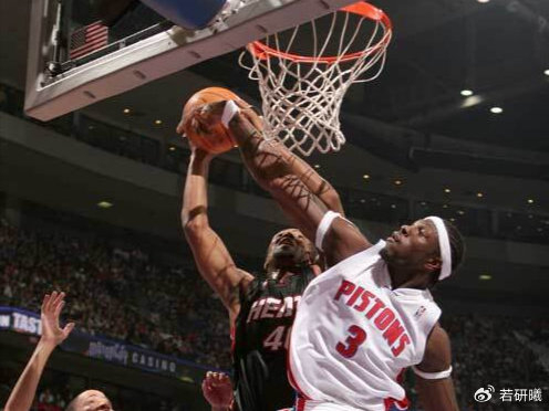 开云体育在线-NBA史上最疯狂的赛季！艾弗森3阵，邓肯2阵，1阵堪称无敌|科比·布莱恩特|蒂姆·邓肯|姚明|史蒂夫·纳什|卡梅隆·安东尼_新浪体育_新浪新闻