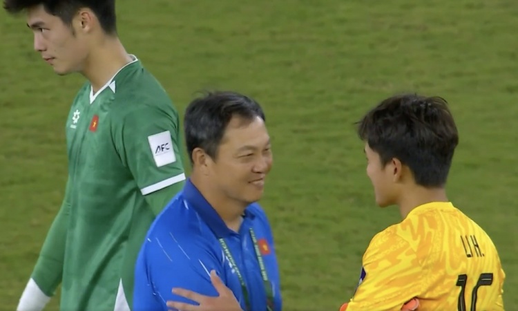 开云体育入口-满眼欣赏！中国球迷老熟人李云在赛后与李昊交流，上演宠溺摸头杀