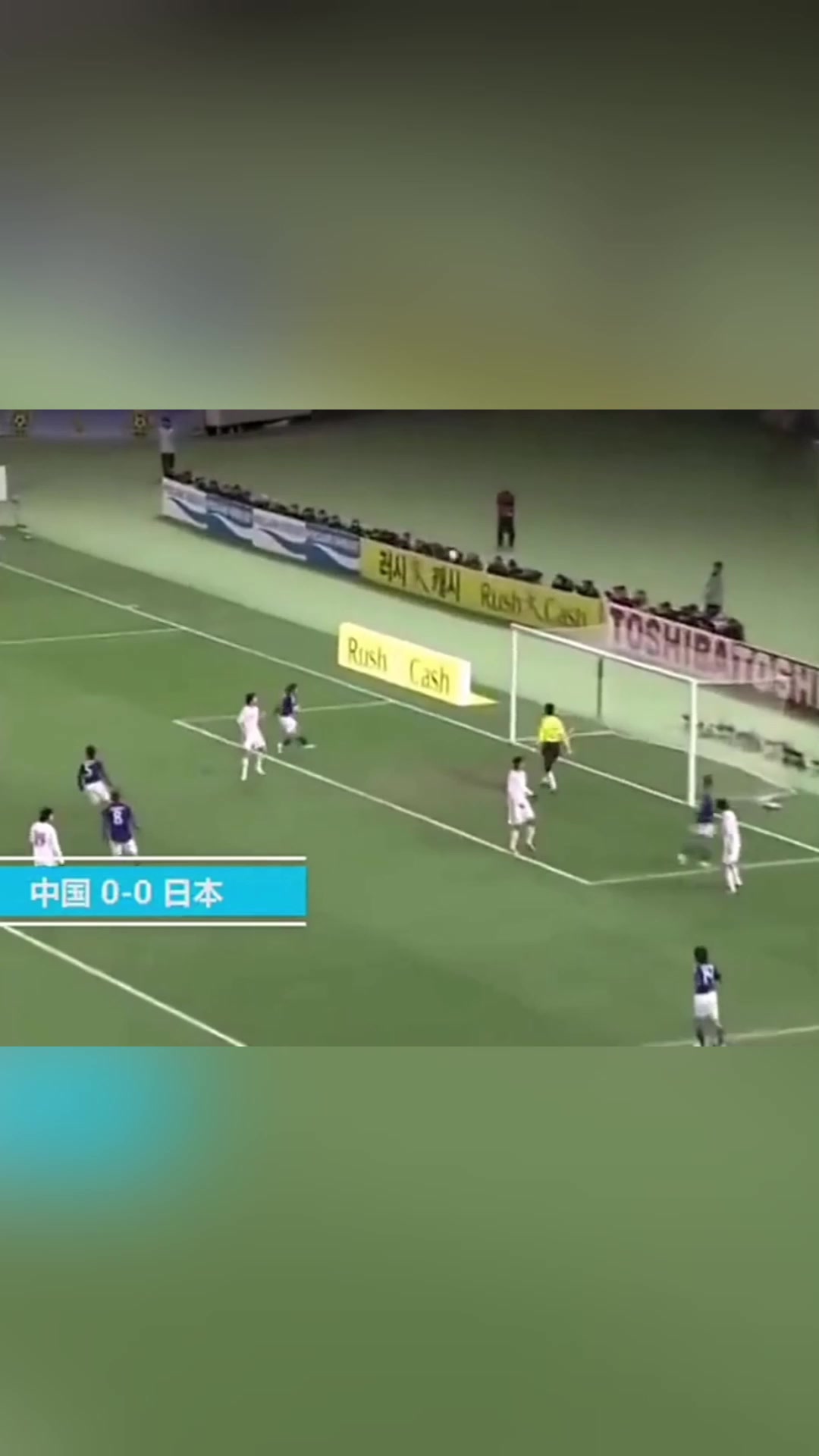 开云体育入口-满眼欣赏！中国球迷老熟人李云在赛后与李昊交流，上演宠溺摸头杀