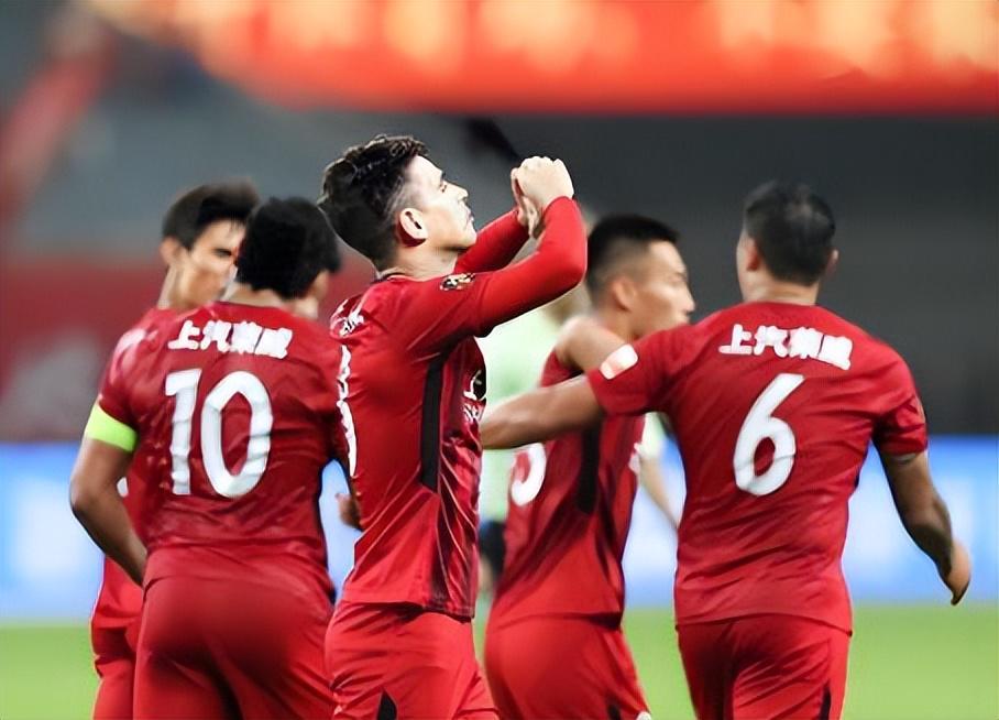 开云体育中国-奥斯卡意外亮相上港冬训！直接跟穆斯卡特合影留念，队友点赞欢迎