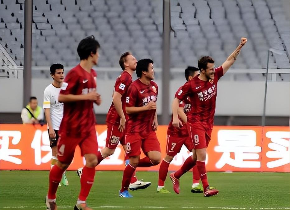 开云体育中国-奥斯卡意外亮相上港冬训！直接跟穆斯卡特合影留念，队友点赞欢迎