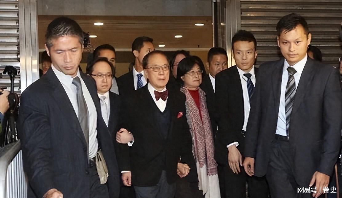 开云体育官网-“治港败类”曾荫权：治理香港7年，为何却在卸任后，获刑20个月